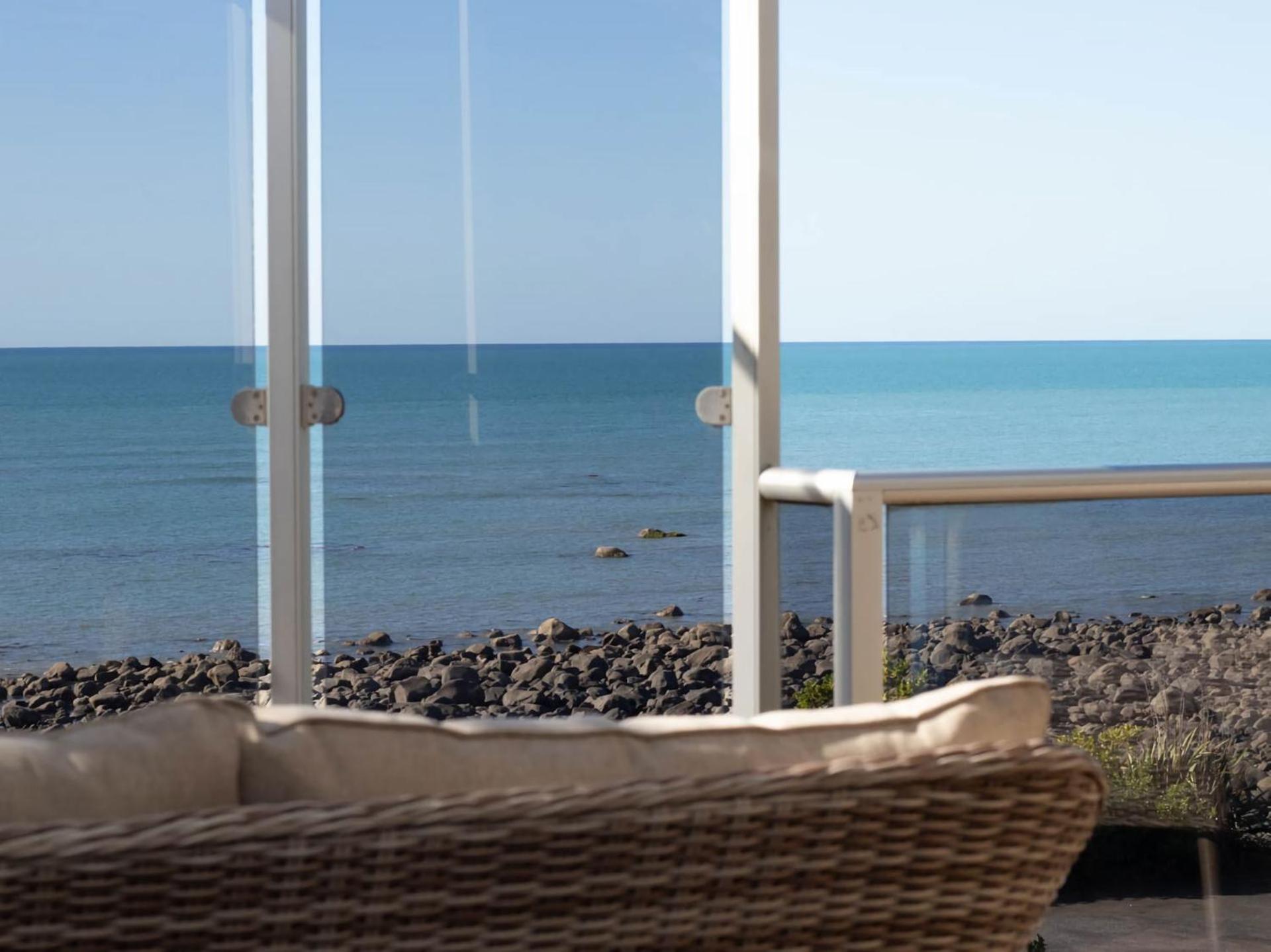 Villa Beachfront Bliss On Wanaka Terrace Support Local à New Plymouth Extérieur photo