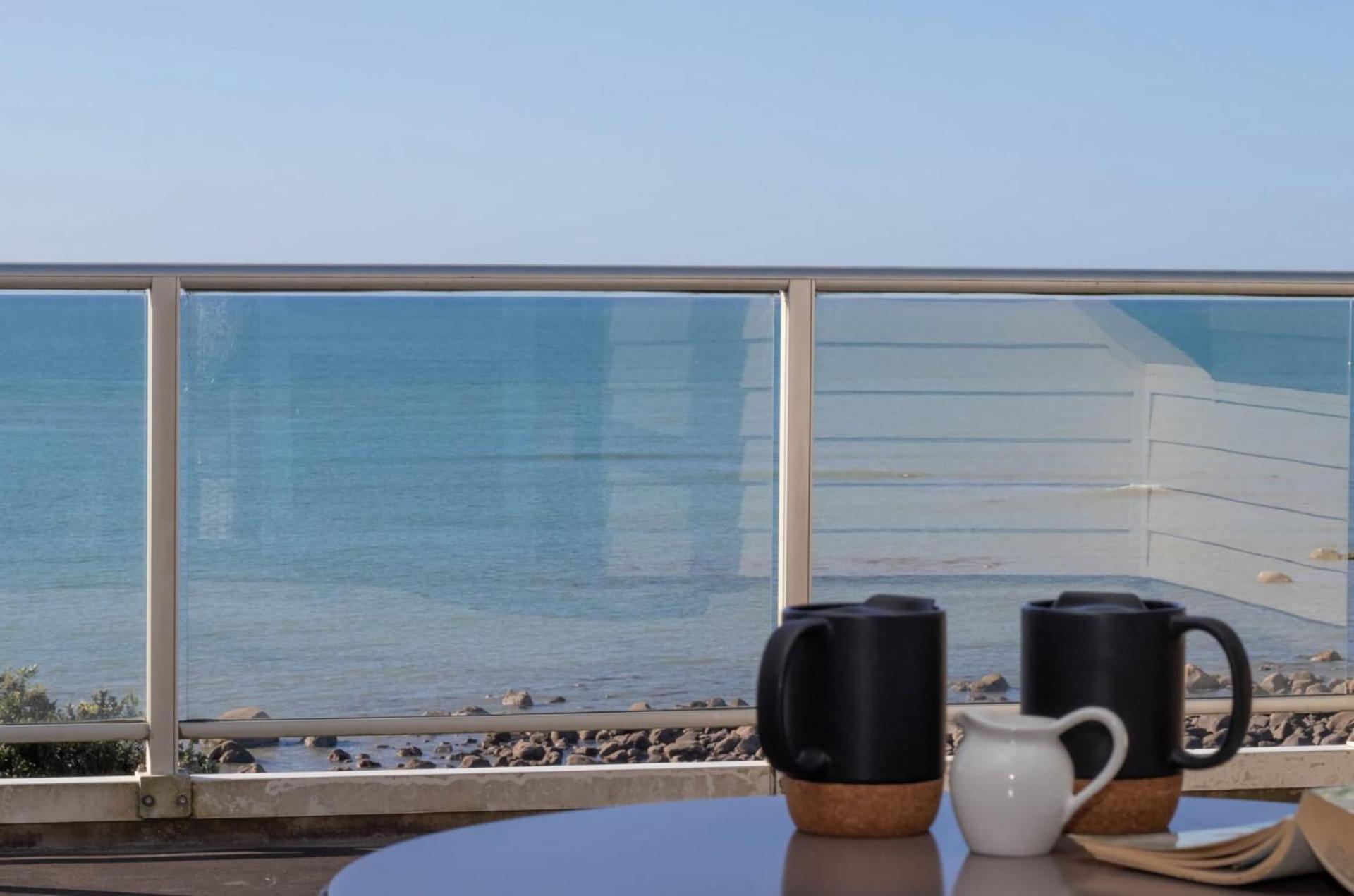 Villa Beachfront Bliss On Wanaka Terrace Support Local à New Plymouth Extérieur photo