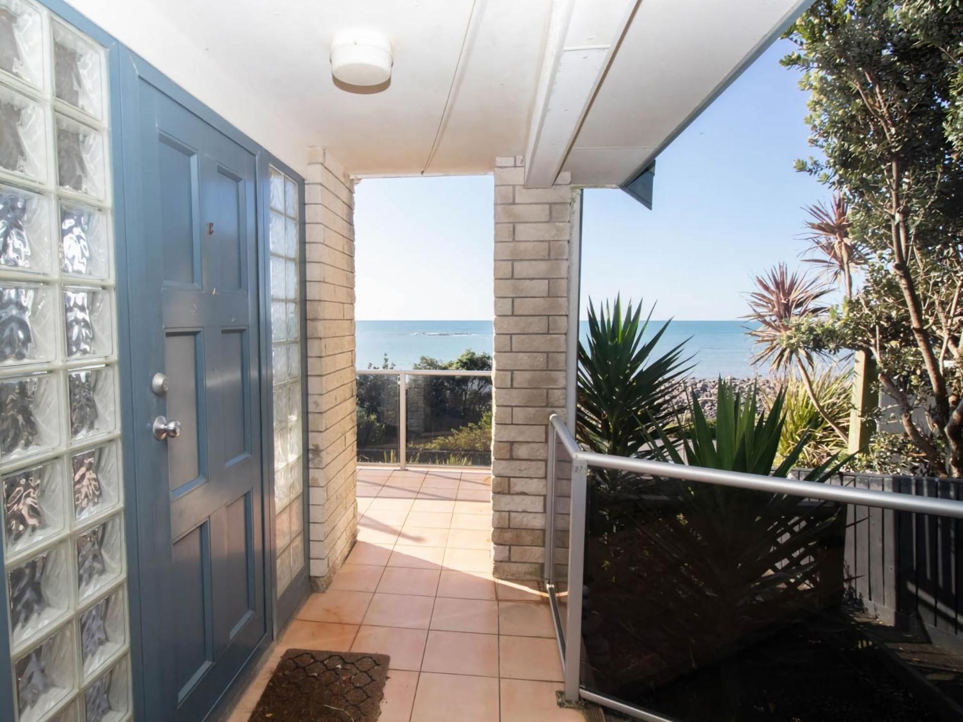 Villa Beachfront Bliss On Wanaka Terrace Support Local à New Plymouth Extérieur photo