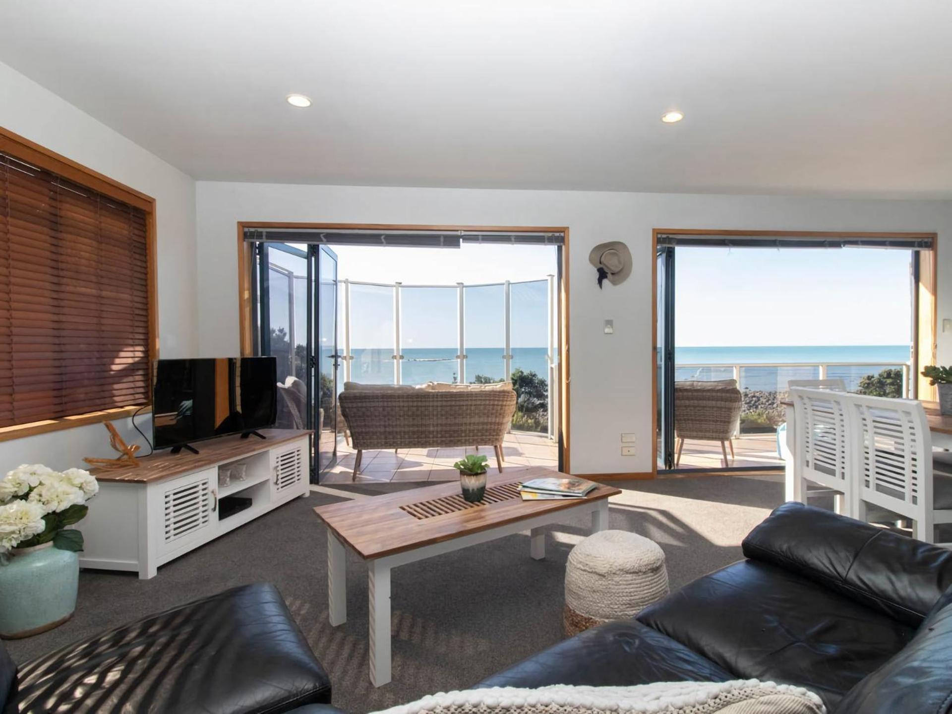 Villa Beachfront Bliss On Wanaka Terrace Support Local à New Plymouth Extérieur photo