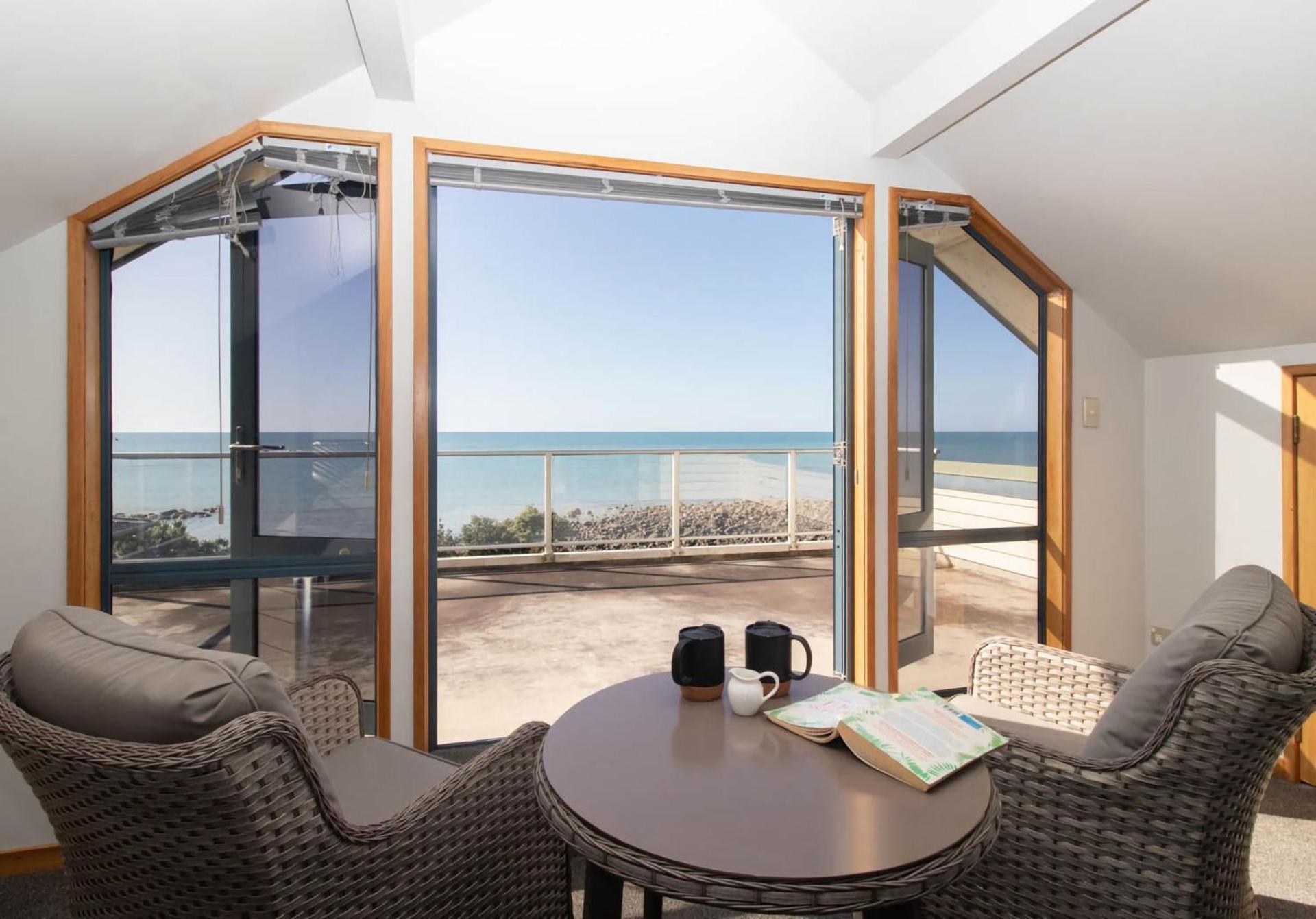 Villa Beachfront Bliss On Wanaka Terrace Support Local à New Plymouth Extérieur photo